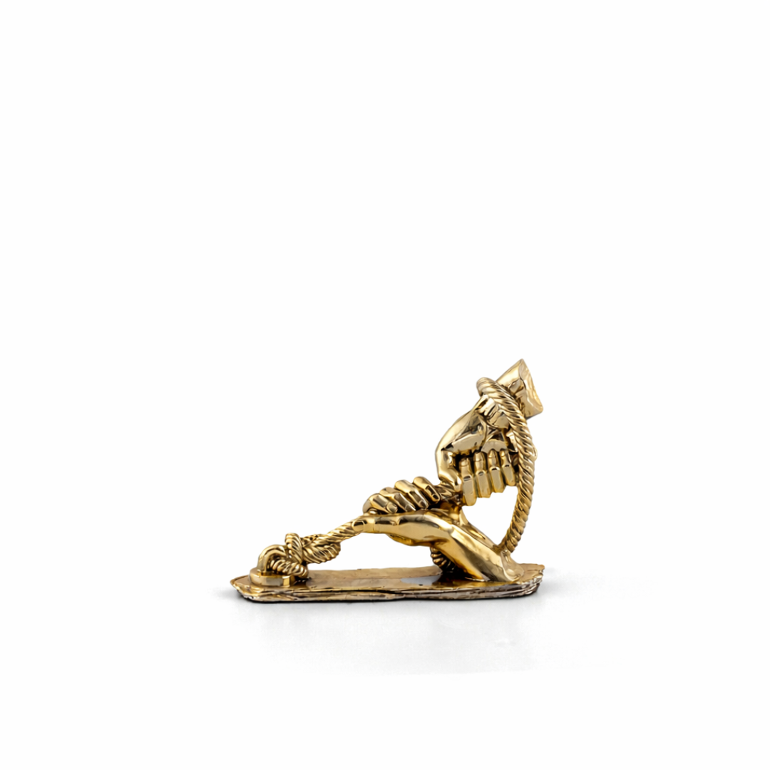 hands-on-the-rope-gold-sculpture